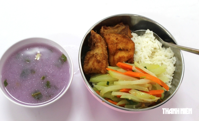 Lý do người mẹ ở TP.HCM khóc khi vào trường ăn cơm bán trú cùng con - Ảnh 2.