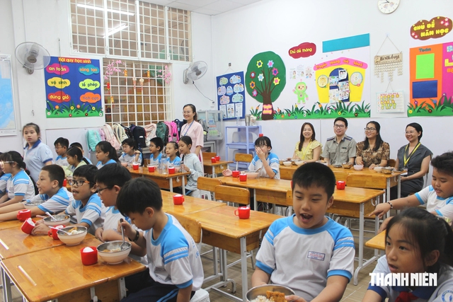 Lý do người mẹ ở TP.HCM khóc khi vào trường ăn cơm bán trú cùng con - Ảnh 1.
