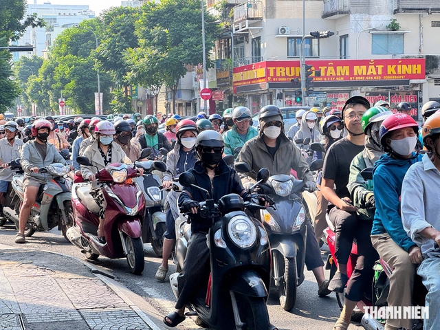 Cây to bật gốc chắn ngang đường Đinh Tiên Hoàng ở TP.HCM, nhiều người thoát nạn- Ảnh 7.
