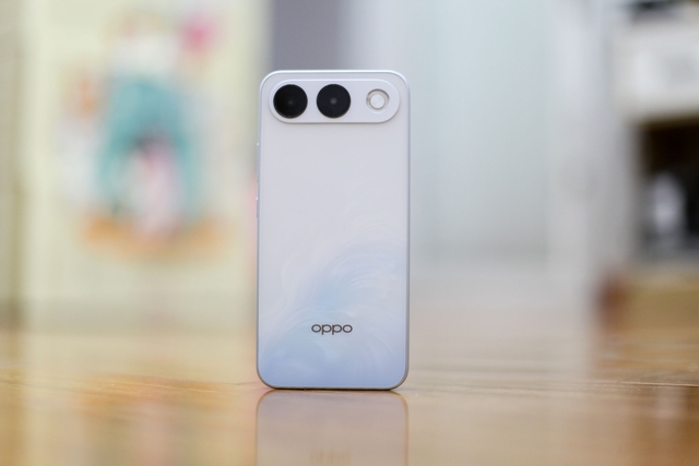 Cuộc đua đưa t&iacute;nh năng cao cấp xuống smartphone tầm trung - Ảnh 1.