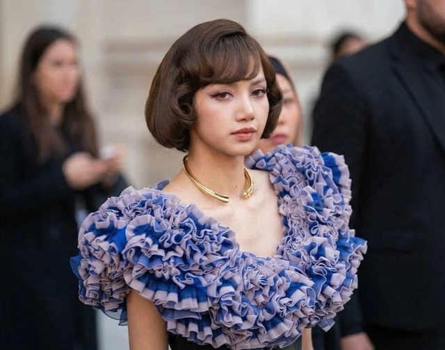 Lisa (BlackPink) diện gợi cảm, đọ sắc Zendaya, Emma Stone - Ảnh 2.