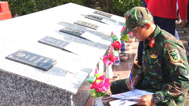 Phát hiện túi ni lông trong mộ liệt sĩ tại An Giang ghi tên Phạm Văn Lũy- Ảnh 1.