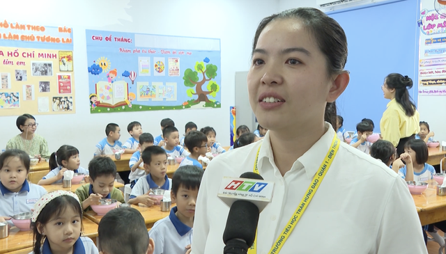 Lý do người mẹ ở TP.HCM khóc khi vào trường ăn cơm bán trú cùng con - Ảnh 3.