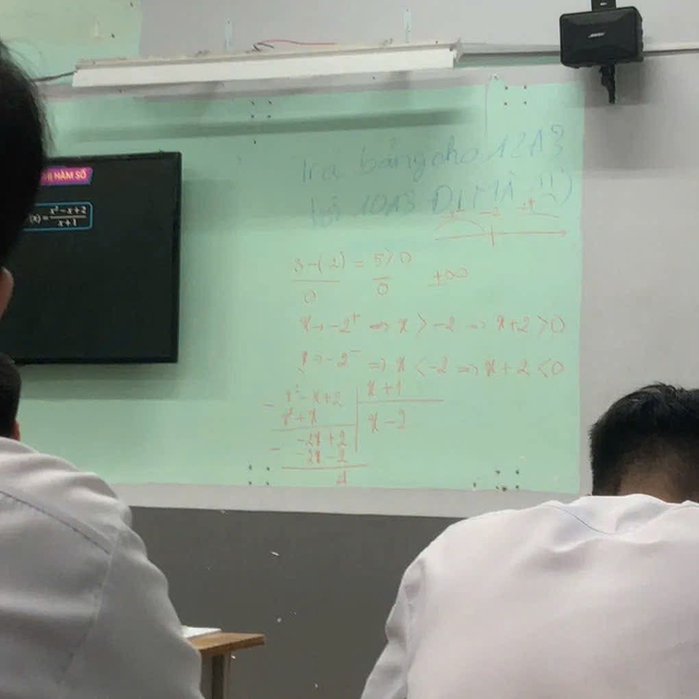 Lớp học không có bảng, giáo viên viết lên tường, trường giải thích nguyên nhân ra sao? - Ảnh 1.