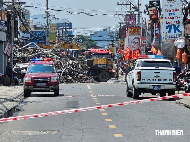 Vụ cháy cửa hàng xe máy ở TP.HCM: Tìm thấy 1 thi thể dưới đống đổ nát - Ảnh 2.