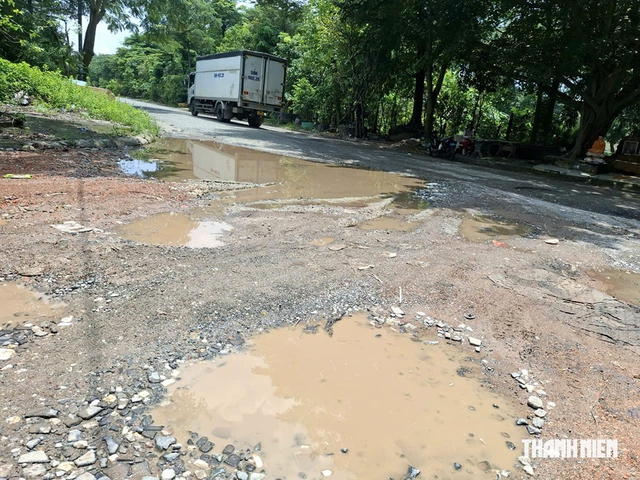 TP.HCM: Nỗi lo khi đi qua những 'ổ gà, ổ voi'- Ảnh 2.