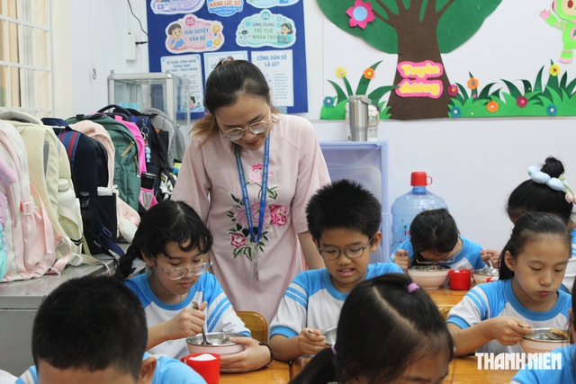 Lý do người mẹ ở TP.HCM khóc khi vào trường ăn cơm bán trú cùng con - Ảnh 5.