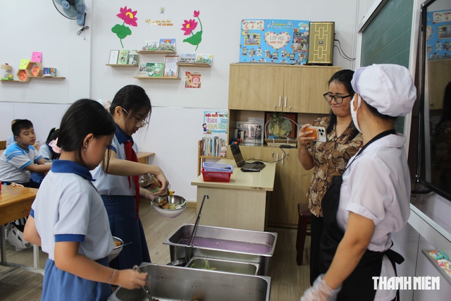 Lý do người mẹ ở TP.HCM khóc khi vào trường ăn cơm bán trú cùng con - Ảnh 4.