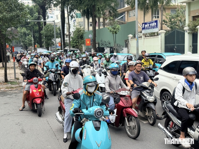 CSGT TP.HCM cảnh báo những lỗi shipper dễ mắc khi chạy xe giao hàng - Ảnh 2.