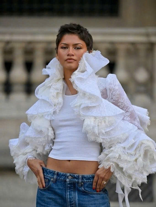Lisa (BlackPink) diện gợi cảm, đọ sắc Zendaya, Emma Stone - Ảnh 3.