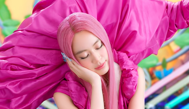Hoàng Thùy Linh tái xuất gây chú ý - Ảnh 1.