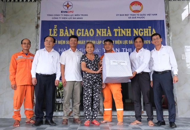 PC Đ&agrave; Nẵng b&agrave;n giao nh&agrave; t&igrave;nh nghĩa cho c&aacute;c gia đ&igrave;nh c&oacute; ho&agrave;n cảnh kh&oacute; khăn - Ảnh 1.