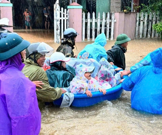 Trường mẫu giáo ở Đà Nẵng ngập hơn 1m, khẩn trương đưa trẻ đến nơi an toàn - Ảnh 2.