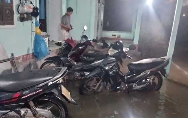 Mưa lớn, nhiều tuyến đường, khu dân cư ở Quảng Ngãi ngập cục bộ- Ảnh 1.