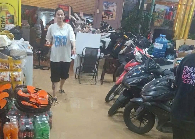 Sập tường, bùn đất từ công trình tràn vào nhà dân trong đêm - Ảnh 2.