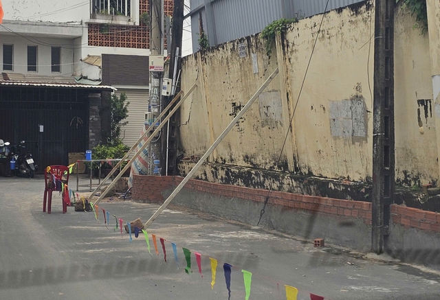 Sập tường, bùn đất từ công trình tràn vào nhà dân trong đêm - Ảnh 4.