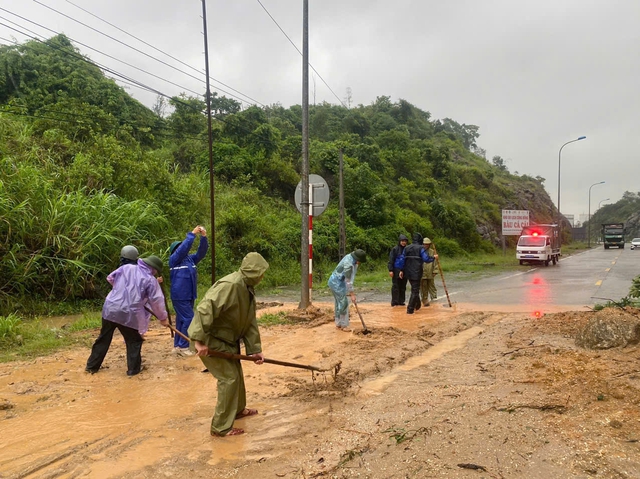 Khu dân cư ngập sâu, người dân đưa đàn heo đến nơi an toàn - Ảnh 11.