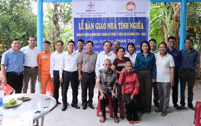 PC Đ&agrave; Nẵng b&agrave;n giao nh&agrave; t&igrave;nh nghĩa cho c&aacute;c gia đ&igrave;nh c&oacute; ho&agrave;n cảnh kh&oacute; khăn - Ảnh 2.