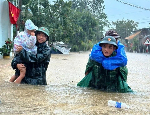 Trường mẫu giáo ở Đà Nẵng ngập hơn 1m, khẩn trương đưa trẻ đến nơi an toàn - Ảnh 3.