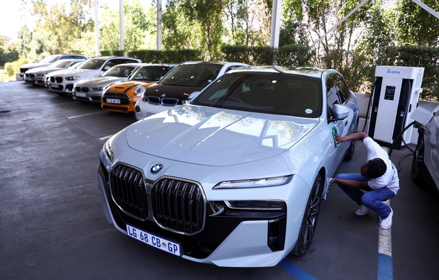 Thương nhân viên đi làm giữa trời rét, bà chủ tặng xe sang BMW- Ảnh 1.