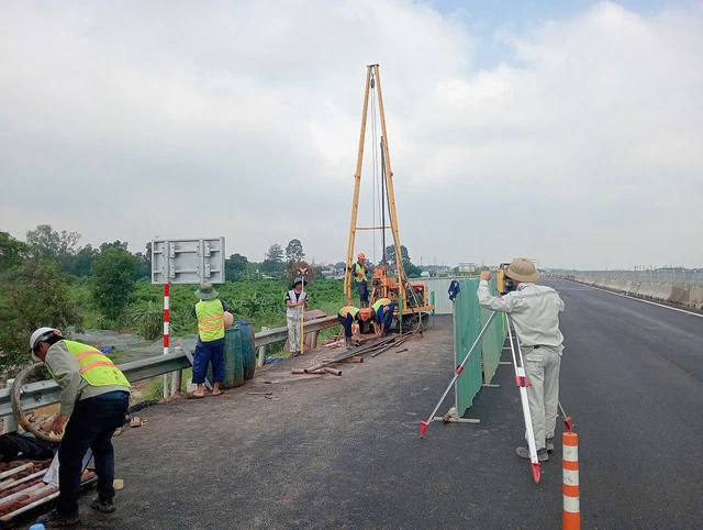 Khoan địa chất t&igrave;m nguy&ecirc;n nh&acirc;n g&acirc;y l&uacute;n, nứt đường cao tốc Bi&ecirc;n H&ograve;a - Vũng T&agrave;u - Ảnh 1.