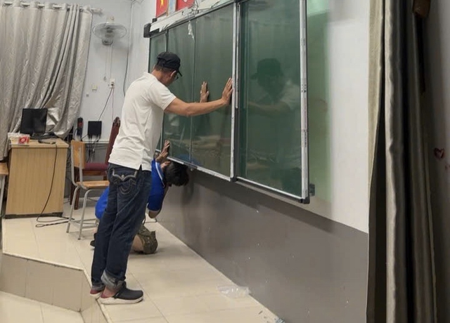 Học sinh đ&atilde; c&oacute; bảng học mới sau 3 ng&agrave;y kh&ocirc;ng bảng, gi&aacute;o vi&ecirc;n viết l&ecirc;n tường - Ảnh 1.
