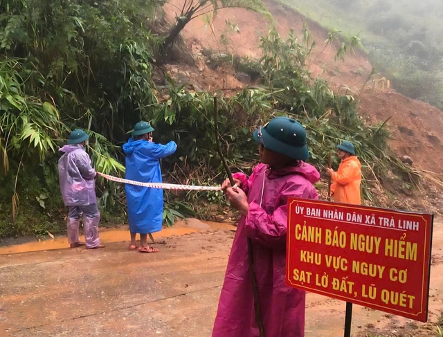 Trường mẫu gi&aacute;o ở Đ&agrave; Nẵng ngập hơn 1m, khẩn trương đưa trẻ đến nơi an to&agrave;n - Ảnh 7.