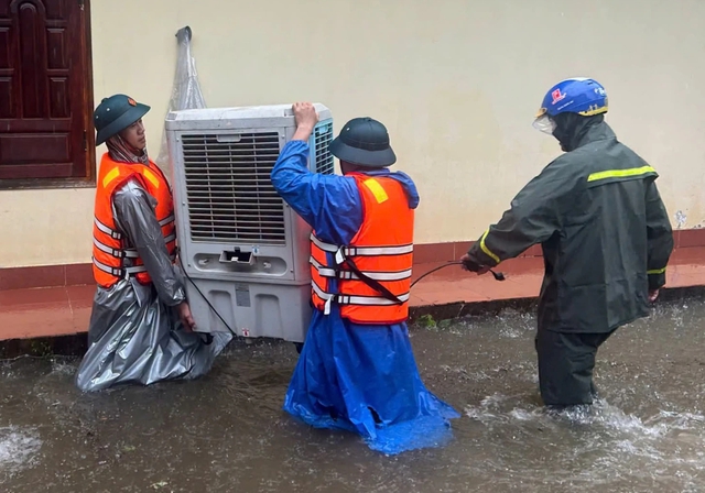 Trường mẫu gi&aacute;o ở Đ&agrave; Nẵng ngập hơn 1m, khẩn trương đưa trẻ đến nơi an to&agrave;n - Ảnh 5.