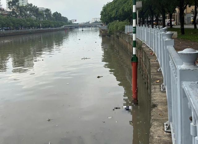 Công an TP.HCM tìm thân nhân thi thể nữ giới trôi trên kênh Nhiêu Lộc - Ảnh 1.