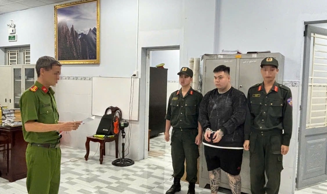 Bắt nam thanh ni&ecirc;n nổ s&uacute;ng bắn người giữa đường ở Đồng Nai - Ảnh 1.