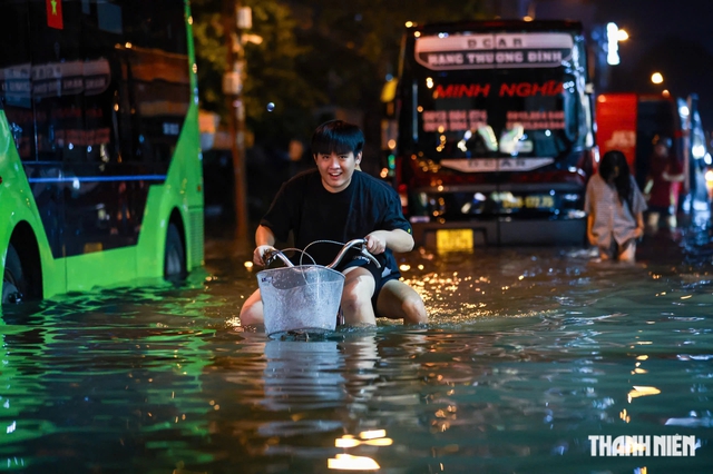 TP.HCM đầu tư chống ngập nhưng nhiều nơi vẫn ngập: Sở Xây dựng nói gì?- Ảnh 1.