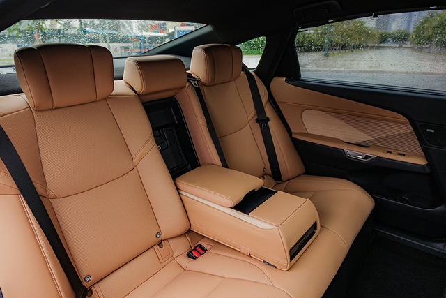 Lexus ES 2026 lần đầu c&oacute; bản thuần điện, gi&aacute; từ 2,34 tỉ đồng - Ảnh 4.