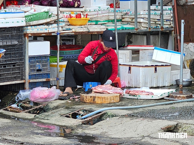 R&ugrave;ng m&igrave;nh chợ tự ph&aacute;t quanh chợ đầu mối H&oacute;c M&ocirc;n: Hiểm họa r&igrave;nh rập bữa ăn  - Ảnh 3.