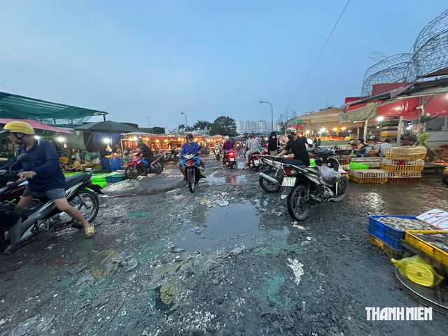 Trở lại chợ tự phát quanh chợ đầu mối Thủ Đức: Cá nằm la liệt dưới đường - Ảnh 1.