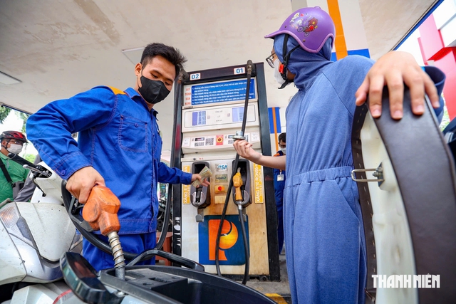 Giá xăng dầu mới nhất, áp dụng từ 15 giờ hôm nay 8.10 - Ảnh 1.