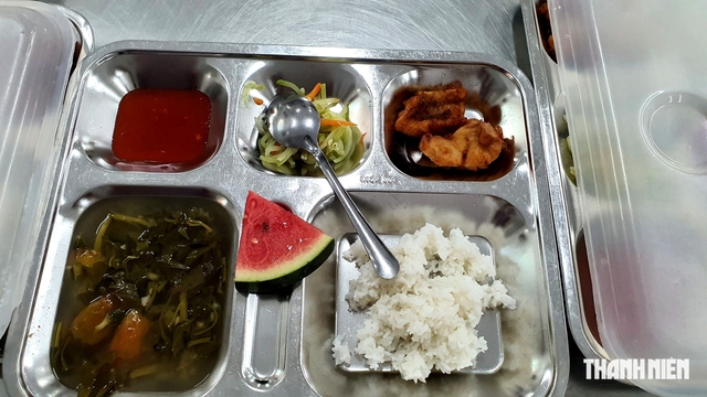 Nghi có học sinh ngộ độc thực phẩm: Hiệu trưởng được phát ngôn chính thức, duy nhất - Ảnh 3.