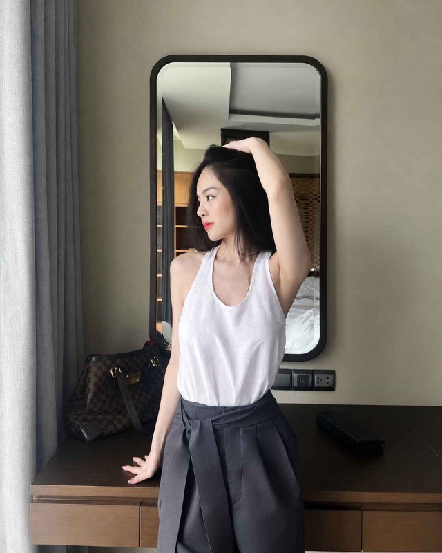 Từ món đồ tối giản đến biểu tượng sang chảnh với áo sát nách- Ảnh 1.