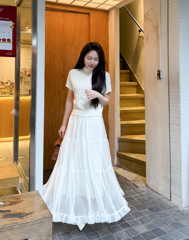 Chỉ một chiếc áo cổ lọ, biến hóa cả tuần không lo trùng lặp- Ảnh 1.