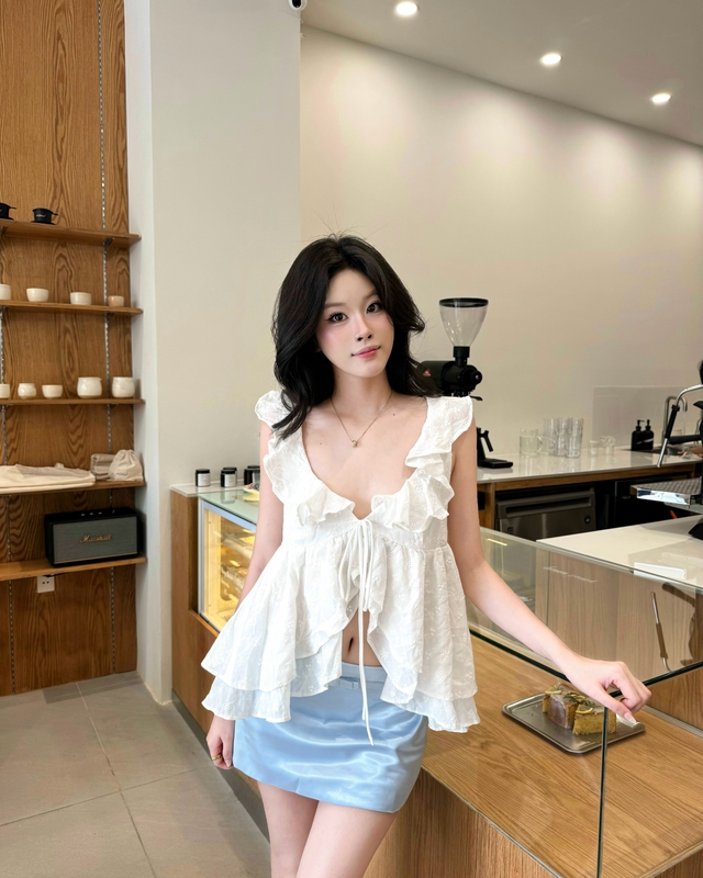 Từ món đồ tối giản đến biểu tượng sang chảnh với áo sát nách- Ảnh 8.