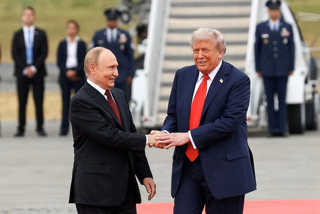 Ông Trump bất ngờ dỡ cấm vận dầu Nga, ông Zelensky bất mãn - Ảnh 1.