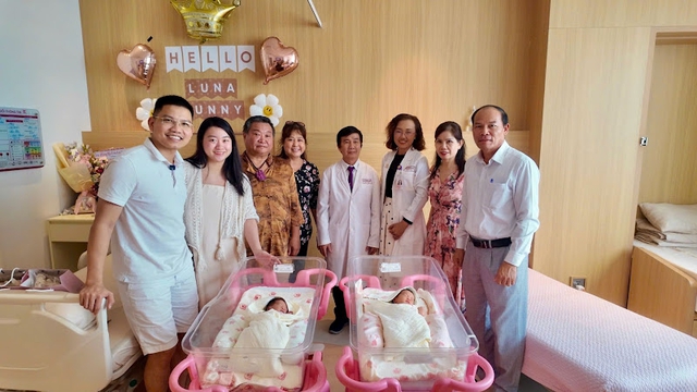 Dọa sinh non tuần 25, bác sĩ khâu eo tử cung giữ song thai đến tuần 36 - Ảnh 2.