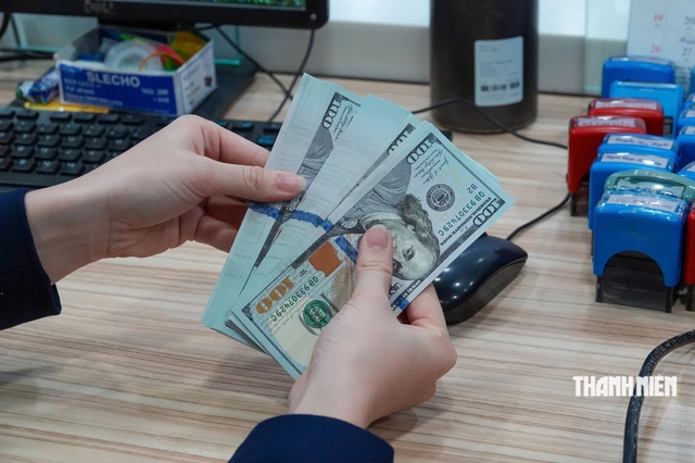 Lãi suất tiền đồng và giá USD liên ngân hàng liên tục giảm - Ảnh 1.