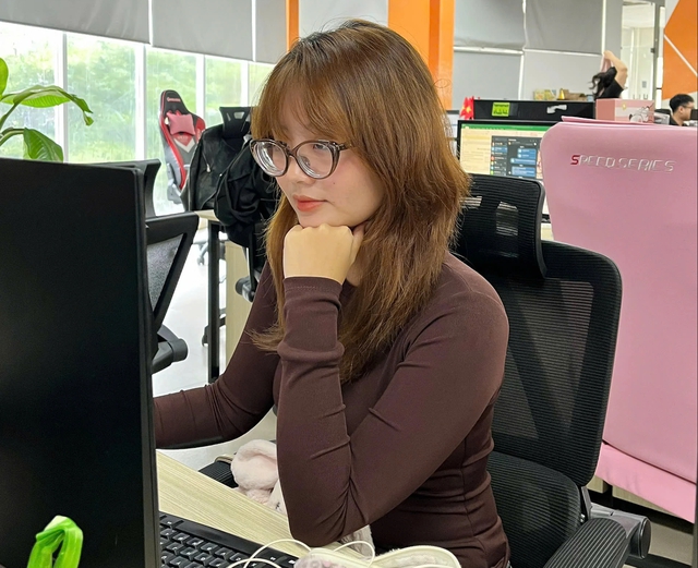 Mưa lớn ở TP.HCM: Nhân viên 'ấm lòng' vì công ty cho về sớm, làm tại nhà - Ảnh 2.