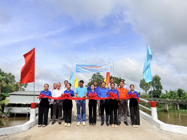 Đồng Tháp khánh thành, khởi công 4 cầu Hy Vọng trị giá gần 1,9 tỉ đồng- Ảnh 1.