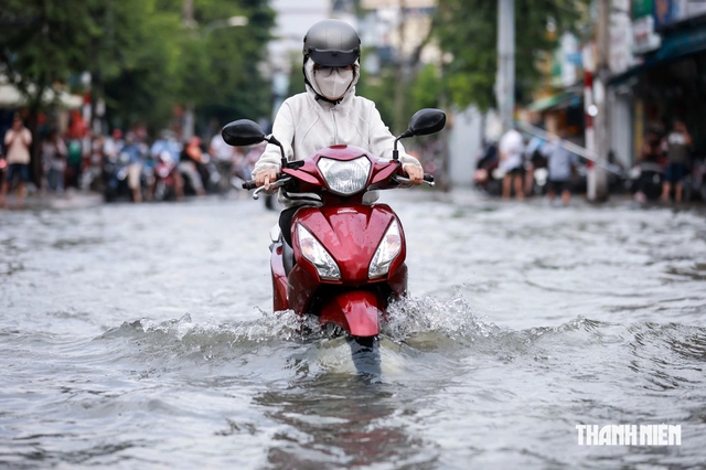 Nam bộ đón triều cường rất cao, miền Trung vẫn mưa trên 250 mm - Ảnh 1.