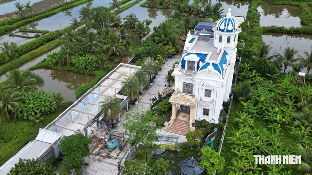 Chủ 'tòa nhà đẹp nhất Cà Mau' tháo dỡ công trình vi phạm sau 4 năm - Ảnh 1.