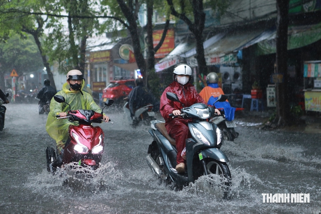 Mưa lớn giờ tan trường, nhiều học sinh ở TP.HCM lội nước về nhà - Ảnh 2.