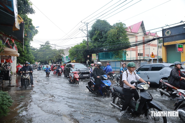 Mưa lớn giờ tan trường, nhiều học sinh ở TP.HCM lội nước về nhà - Ảnh 13.
