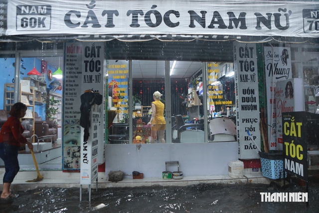 Mưa lớn giờ tan trường, nhiều học sinh ở TP.HCM lội nước về nhà - Ảnh 3.