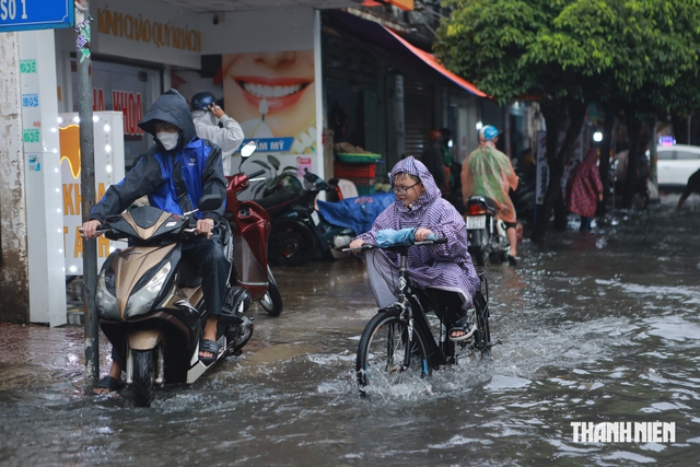 Mưa lớn giờ tan trường, nhiều học sinh ở TP.HCM lội nước về nhà - Ảnh 5.
